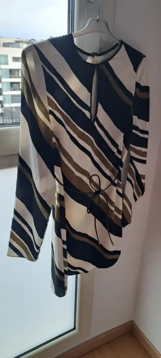 Vestido elegante con estampado de rayas