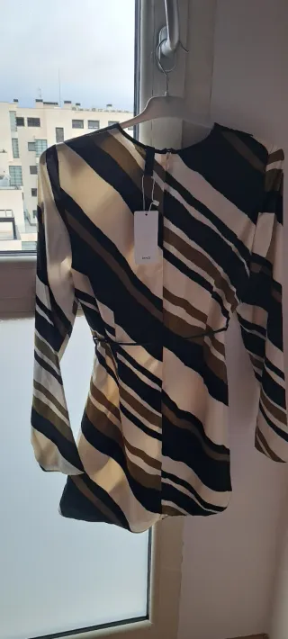 Vestido elegante con estampado de rayas
