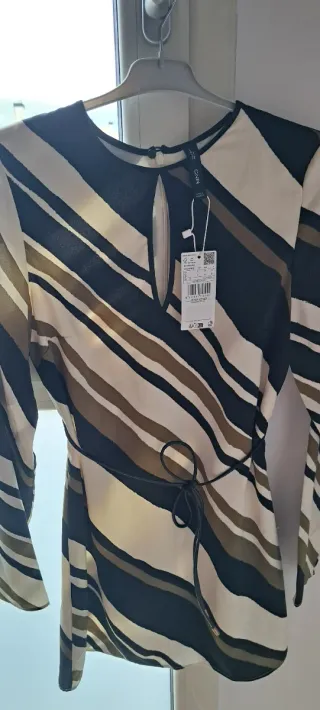 Vestido elegante con estampado de rayas