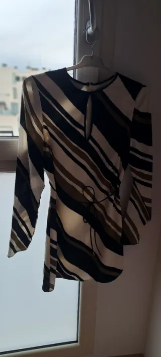 Vestido elegante con estampado de rayas