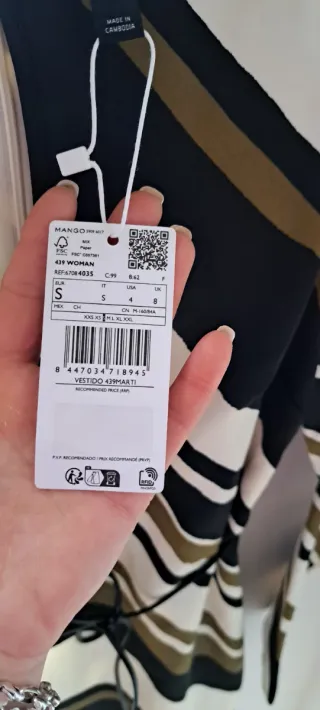 Vestido elegante con estampado de rayas