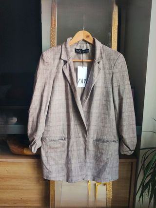 Blazer americana ZARA ZW antelina cuadros oficina