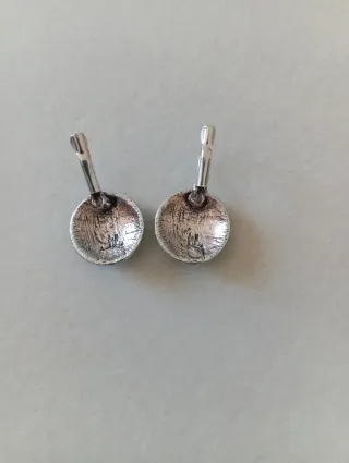 Orecchini rotondi neri con zirconi