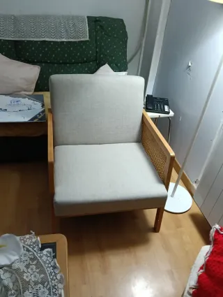 Sillón de mimbre y madera beige