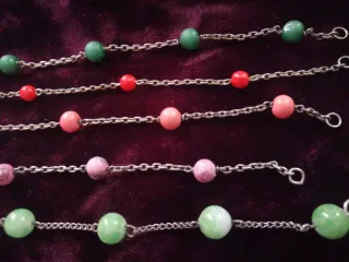Pulseras de piedras y abalorios