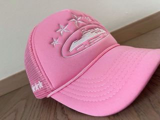 Cappellino Corteiz rosa con stelle e nave