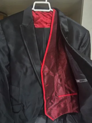 Traje de novio negro con detalles rojos
