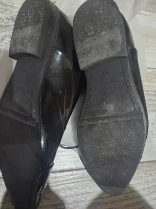 Traje de novio negro con detalles rojos