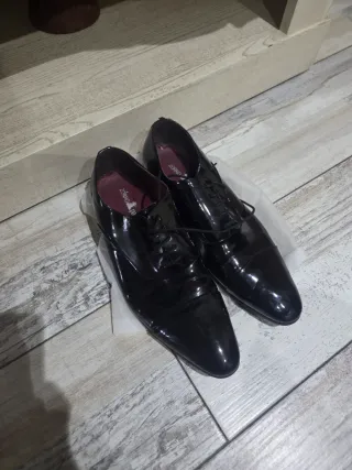 Traje de novio negro con detalles rojos