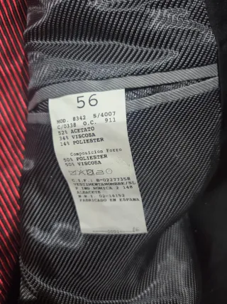 Traje de novio negro con detalles rojos