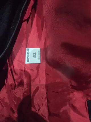 Traje de novio negro con detalles rojos