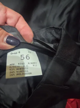 Traje de novio negro con detalles rojos