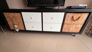 Mesa TV negra con cestas y cajones