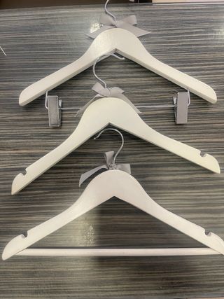 Perchas de madera blancas de niños