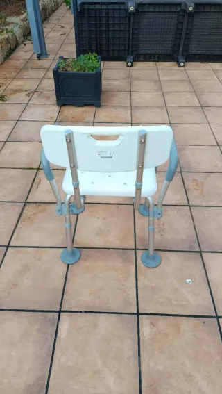 Silla de ducha con asiento y respaldo