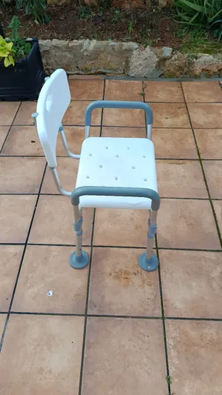 Silla de ducha con asiento y respaldo
