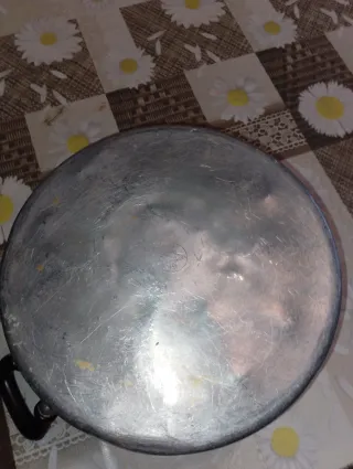 Pentola in alluminio con manici