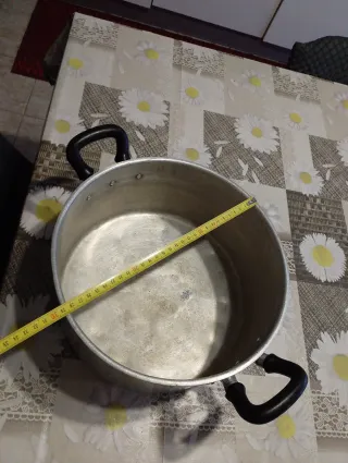 Pentola in alluminio con manici