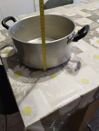 Pentola in alluminio con manici