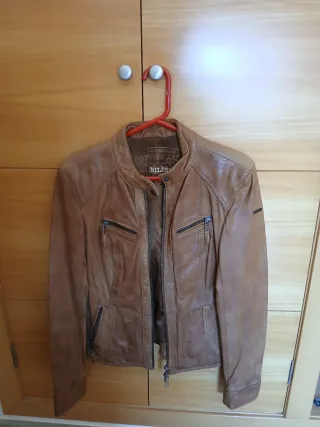 Chaqueta de piel marrón