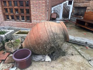 Tinaja antigua de barro