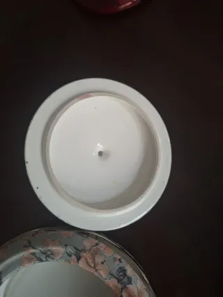 Cenicero floral con asas de porcelana