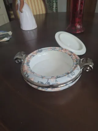 Cenicero floral con asas de porcelana