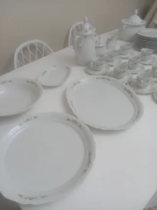 Vajilla de porcelana con flores rosas