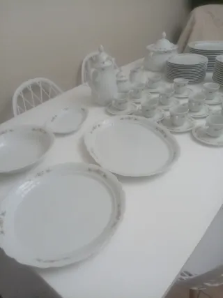 Vajilla de porcelana con flores rosas