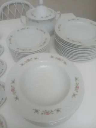Vajilla de porcelana con flores rosas