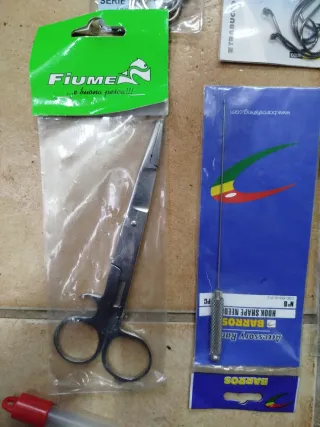 Lote pesca surfcasting: anzuelos, hilos, tijeras