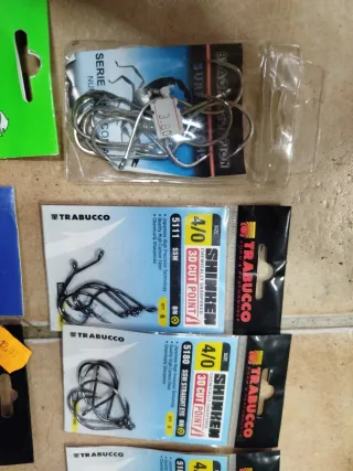 Lote pesca surfcasting: anzuelos, hilos, tijeras