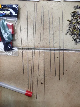 Lote pesca surfcasting: anzuelos, hilos, tijeras