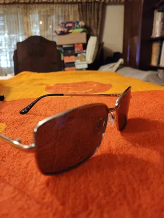 Gafas de sol plateadas con lentes azules