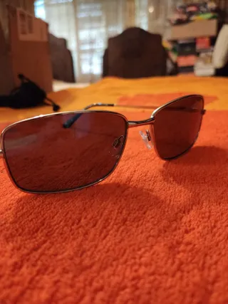 Gafas de sol plateadas con lentes azules