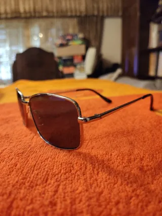 Gafas de sol plateadas con lentes azules