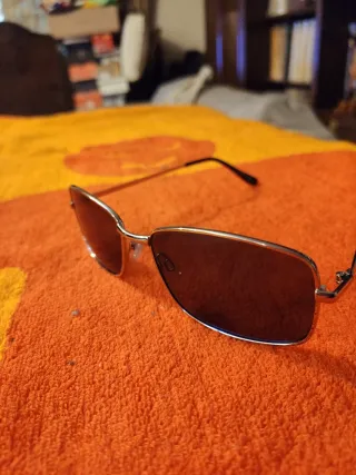 Gafas de sol plateadas con lentes azules