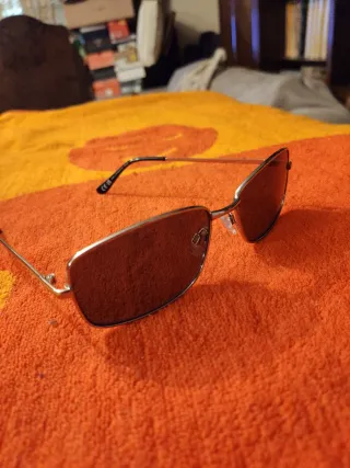 Gafas de sol plateadas con lentes azules