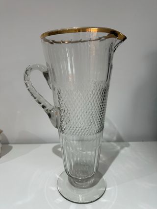 Jarra de cristal antigua con borde dorado