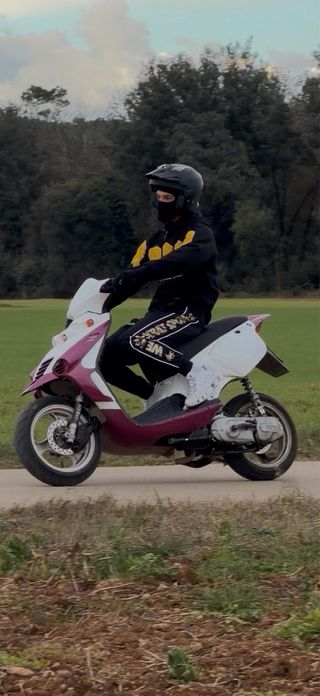 Beta Ark 49cc Scooter Rosa/Blanco