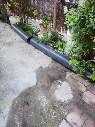Estufa de leña metálica.