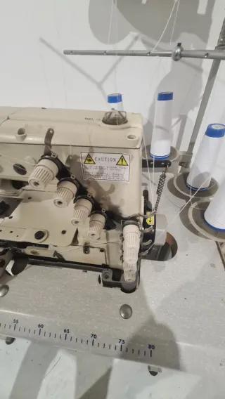 Máquina triple aguja para gomas