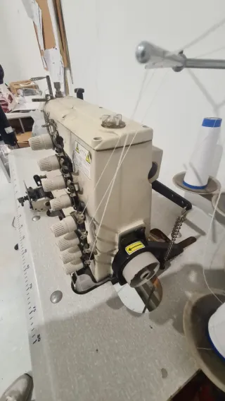 Máquina triple aguja para gomas