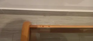 Mesa baja de madera y cristal