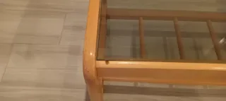 Mesa baja de madera y cristal