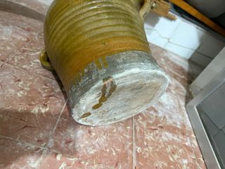 Tinaja de barro antigua con asas