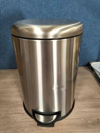 Cubo de basura Amazon Basics 5.3 con cierre suave