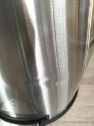 Cubo de basura Amazon Basics 5.3 con cierre suave