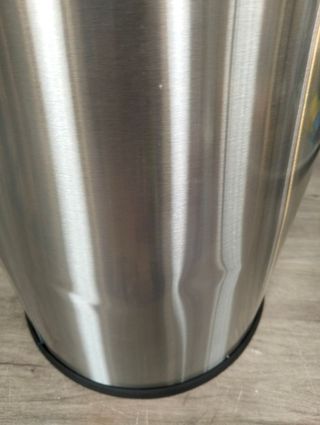 Cubo de basura Amazon Basics 5.3 con cierre suave