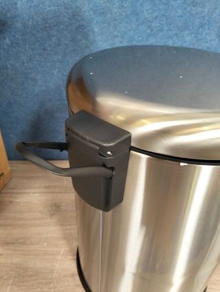 Cubo de basura Amazon Basics 5.3 con cierre suave